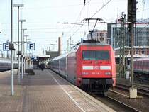 101 114-7 mit dem IC2359 von K�ln nach Stralsund beim Hlat in Dortmund Hbf. Er hat jetzt noch gute 10 Stunden fahrt vor sich, bevor er Stralsund erreicht. 03.02.08