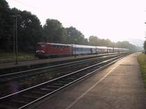 141 190-9 mit Regionalbahnzug nach Aschaffenburg hat am 27.6.2001 06:33 gerade in Laufach (Spessart) angehalten. 