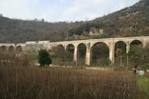 Ein Ale 668 �berquert auf der Fahrt von Salerno nach Avellino das Viadukt bei Piano; 03.02.2008