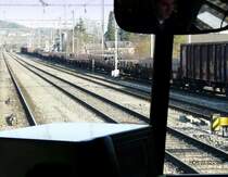 Der G�terzug rechts steht in Oetrange auf einem Nebengleis um den Personenzug in Richtung Wasserbillig vorbei zulassen, um dann seine Fahrt Richtung Trier Ehrang fortzusetzen. Foto aufgenommen aus dem Fahrradabteil des Dieseltriebzuges 928 505-7 am 03.02.08.