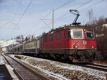 Re 4/4 II 11262 mit RE nach Brig am 15.01.2008 bei der Einfahrt in M�lenen.