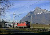 Der EC 161 Vorarlberg mit Re 4/4 II 11221 umrundet den 1829m hohen Gonzen bei Sargans. (29.01.2008)