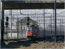 Re 4/4 II 11221 mit EC Vorarlberg nach Wien Westbf biegt auf die Verbindunkslinie nach Tr�bbach und Buchs SG ein. (29.01.2008)