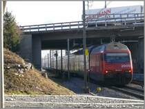 Re 460 043-3 schiebt den IC2000 unter der A3 hindurch Richtung Chur, w�hrend in der Gegenrichtung ein weiterer IC2000 erscheint. (29.01.2008)