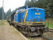 V 1351 der MWB am 3. 10. 2005 auf den Bahnsteig Rennsteig