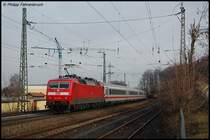 120 112-8 schiebt am Morgen des 26.01.08 ihre Kp-Reserve als IC 2065 von Karlsruhe Hbf nach N�rnberg Hbf verkehrend durch den Aalener Stadtteil Wasseralfingen.