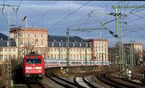 101 137-8 mit einem IC von Stuttgart nach Saarbr�cken am 04.02.08 kurz nach Mannheim HBF vor dem Mannheimer Schloss. N�chster Halt des Zuges ist Neustadt (Weinstra�e) HBF.