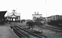 Korsoer - F�hrhafen im Sommer 1954 - Zwei alte F�hre warten f�r Z�ge die weiter �ber Nyborg nach Fredericia (Esbjerg, Flensburg-Hamburg, Aarhus) gefahren sind. Die Kapazit�t f�r Reiseverkehr war noch sehr gering und die ganz neue Linie aus Hamburg, �ber Grossenbrode-Gedser hat den Verkehr etwas erleichtert. Die Reisezugwagen auf dem Schiff man�vriren war sehr lang, nur die
 Lyntog , Triebz�ge k�nnten das viel schneller machen. Viele Passagieren m�ssten in Kors�r und in Nyborg umsteigen.  
Korsoer - August 1954.  Foto : J.J. Barbieux