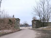 Diese Widerlager geh�rten zu der Br�cke �ber die Neuw�rschnitzer Stra�e in Oberdorf, 31.01.08 Rechts ist der Bahndamm abgetragen worden.