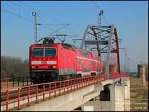 RE26198 Hoyerswerda - Leipzig Hbf (RE11) passiert, gezogen von 143 058, die Torgauer Elbebr�cke, 04.02.08. 