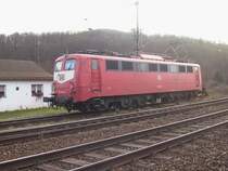 150 060-2 wartet in Laufach (Spessart-Rampe) am 4.12.1999 14:42 auf den n�chsten Einsatz. Links ist das H�uschen f�r das Personal zu sehen.