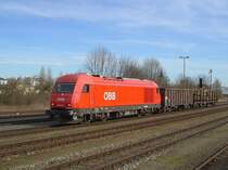 Die 2016 063 am 04.02.2008 bei der Einfahrt mit einem Kurz G�terzug in Braunau. 