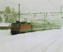 Im Winter 2006 wurde das Tessin von der Sonnenstube zum Winterm�rchen. Hier k�mpft sich eine Re 4/4 II mit ihrem EC aus Milano bei Airolo durch die weisse Pracht. Hinweis: Gescanntes Foto.
