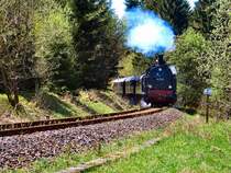 94 1292 erklimmt von der S�dseite den Rennsteig, kommt also aus Schmiedefeld und hat gleich den Bhf. Rennsteig erreicht, Sommer 2005