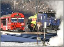 Der L�schzug mit Ge 6/6 I 412 und dem Wasserwagen 9049 sind auch in Zernez eingetroffen und kreuzen hier den Regionalzug 1952 mit Steuerwagen 1754 am Zugschluss. (19.02.2008)
