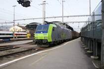 Die Re 485 020-2 f�hrt mit einem G�terzug aus dem Bahnhof Olten aus, am 26.1.08.