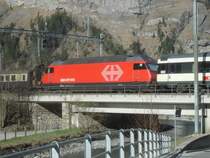 Diese Re 460 verl�sst am 14.04.2007 mit ihrem IC nach Brig soeben Kandersteg
