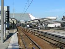 Die Arbeiten im Bahnhof von Li�ge Guillemins schreiten jetzt z�gig voran. Hier sieht man die sch�n geschwungenen Bahnsteig�berdachungen. Foto aufgenommen von einem der beiden langen Bahnsteige, welche f�r die TGVs und die ICEs vorgesehen sind. 17.02.08