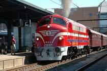 M 61 017 der ungarischen Staatsbahn verl�sst mit einem Sonderzug den Bhf von Odense (DK) 08-2004. Jubul�umsveranstaltung 50 Jahre NOHAB in D�nemark.