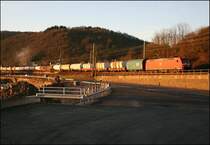 185 041 beschleunigt mit ihrem G�terzug vor Linz (Rhein) wieder Richtung S�den. (09.02.2008)