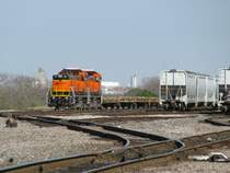 Zwei 3GS21B der BNSF mit einem G�terzug am 18.2.2008 in Galveston (Texas).