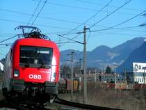 1116 255-9 legt sich toll in die Kurve, und zieht einen G�terzug Richtung Innsbruck; 080220