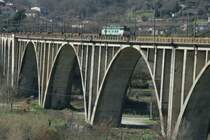 Ein Kaiman zieht einen G�terzug mit Stahlbrammen in Richtung Calabrien �ber das Viadukt von Centola; 17.02.3008