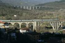 Der R2429 verl�sst die Station Centola und �berquert das Viadukt am Ortsrand; 17.02.2008