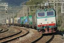 E652 079 zieht einen G�terzug die Tochiara-Rampe hoch ins Cilento; 17.02.2008