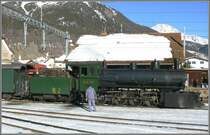 Vertrauen ist gut, Kontrolle ist besser, denkt sich wohl der Lokf�hrer  der G 4/5 108  Engiadina . (19.02.2008)