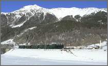Nach �berquerung des Inn n�hert sich der Dampfextrazug 2947 der Station Zernez. Zernez ist das Tor zum Schweizer Nationalpark und Ausgagnspunkt der Postautolinie nach Mals im Vinschgau. (19.02.2008)