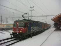Re 10/10 mit GZ bei der Durchfahrt im verschneiten G�schenen am 22.01.2008