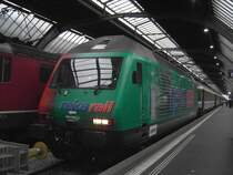 Die Re 460 062 mit der Reklame reka rail am 03.11.2007 in Z�rich Hbf.