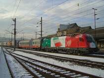 Die 1216 004 (EM Lok Italien) am 05.01.2008 bei der Ausfahrt mit einer RoLa aus dem Salzburger Hbf. 