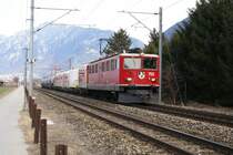 Ge 6/6 II 703 mit einem G�terzug zwischen Domat/Ems und Felsberg, am 22.2.08.