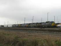 Vier CSX Loks mit einem G�terzug am 21.2.2008 in Houston (Texas).