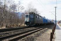 SBB Ae 6/6 11507 mit einem G�terzug zwischen Domat/Ems und Felsberg, am 22.2.08.
