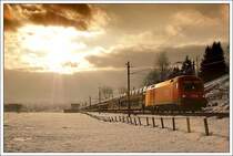 Wieder ein Spiel mit Gegenlicht. Von Saalfelden kommend, zieht diese 1016 ihren Autoganzzug Richtung Pa� Grie�en. Aufnahme vom 16.2.2008.