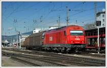2016 026 bei der Ausfahrt mit ihrem G�terzug aus dem Grazer Hauptbahnhof am 3.3.2008.