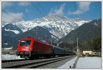 1216 240 bespannte am 16.2.2008 den Saisonzug D 13213. Die Aufnahme entstand zwischen Leogang und Saalfelden mit den Leoganger Steinbergen im Hintergrund.
