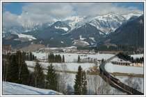 Saisonzug D 13205 sollte am 16.2.2008 mit einer Lok der Reihe 1144 bespannt gewesen sein. Naja, von dieser Entfernung kann ich das nicht erkennen, ob es eine 1144 oder 1044 ist, wird aber schon stimmen. Die Location kennen wir ja schon, diesmal von einem sehr erh�hten Standort mit den Leoganger Steinbergen im Hintergrund.