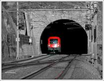 Kleine Spielerei mit Farbe und SW. 1116 202 verl�sst mit einem Autoganzzug gerade den Galgenbergtunnel vor St. Michael. Die Aufnahme entstand am 6.3.2008