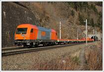 RTS 2016.905 mit dem aus 16 Wagen bestehenden SLGAG 95129 von Graz nach Selztal unmittelbar nach der Ausfahrt aus dem Galgenbergtunnel vor St. Michael am 6.3.2008.
