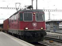 SBB Cargo - Durchfahrender G�terzug mit E-Lok Re 4/4  11327 im Bahnhof von Biel / Bienne am 19.01.2008