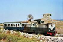 Mandas - Sorgono. Ein Charakteristikum Sardiniens sind die Nuraghen, fr�hgeschichtliche Steint�rme. An einigen Stellen l�sst sich ein Zug zusammen mit einer Nuraghe aufs Bild bannen, wie hier Lok LDe 614 mit der Nuraghe Isparas bei Isili (14. September 1989).