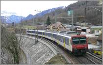 Am Ausgang des Stutztunnel �berquert der Regio nach Chur den gemauerten einspurigen Bahndamm bei Tiefenwinkel. RBDe 560. (10.03.2008)