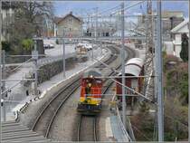�stlich von M�hlehorn verl�uft der Wanderweg ein kurzes St�ck entlang der Nationalstrasse (welch ein Graus) und h�ngt so quasi senkrecht �ber den Geleisen, was etwas andere Perspektiven auf Bahn und See er�ffnet. Vmax 80km/h gilt auf dieser kurvenreichen Stationsdurchfahrt in M�hlehorn. Tm 234 064-4 macht sich auf den Weg nach Murg. (10.03.2008)