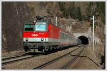OIC 535  K�RNTEN wasser.reich  von Wien nach Villach war am 6.3.2008 mit 1044 015 bespannt. Die Aufnahme enstand unmittelbar nach der Ausfahrt aus dem Galgenbergtunnel vor St. Michael.