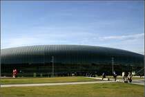 Gegen abend um halb fünf - 

... wirkt die Glashülle wieder ganz anders als vormittags. Das andere Bild wurde um viertel nach 10 Uhr aufgenommen. Die Glasfläche wirkt dunkler, das Empfangsgebäude scheint nicht mehr durch, stattdessen wird die Stadt stärker gespiegelt. 

06.03.2008 (M)