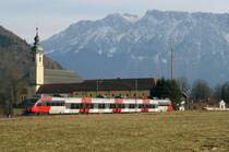 4024 071 mit RB 5120 auf dem Weg nach Rosenheim, am Kloster Reisach bei Oberaudorf (20.02.2008). Dieses Motiv d�rfte bald nicht mehr m�glich sein, eine L�rmschutzwand soll die Strecke demn�chst verzieren.